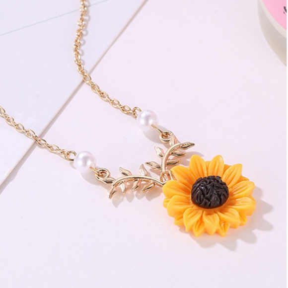 ๐ SUNflower ๐ป Pearl Necklace - Picture 2 of 5